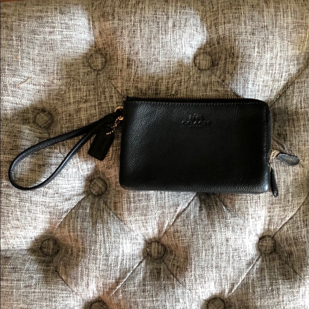 COACH PEBBLED LEATHER DOUBLE WRISTLET - Black